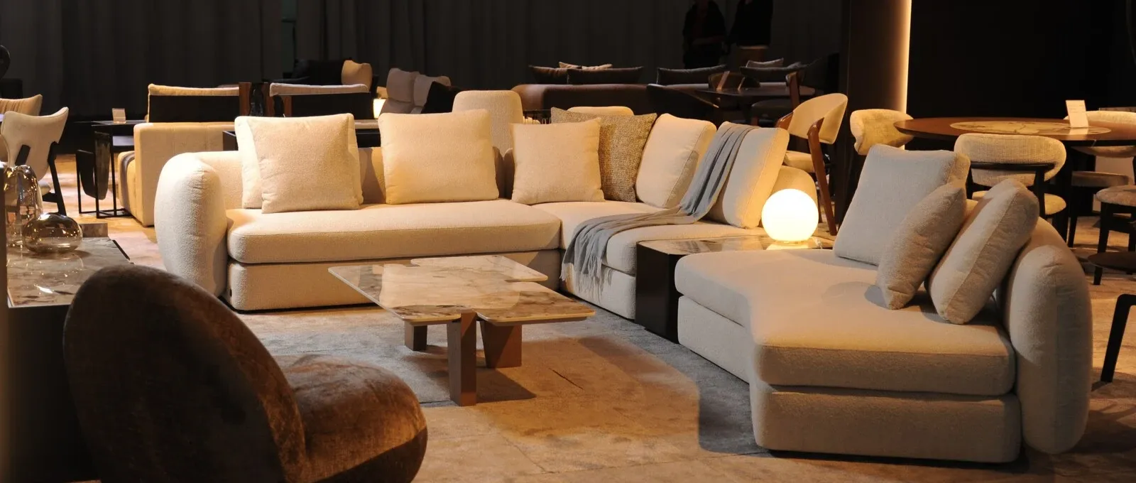 Слика од бел мебел