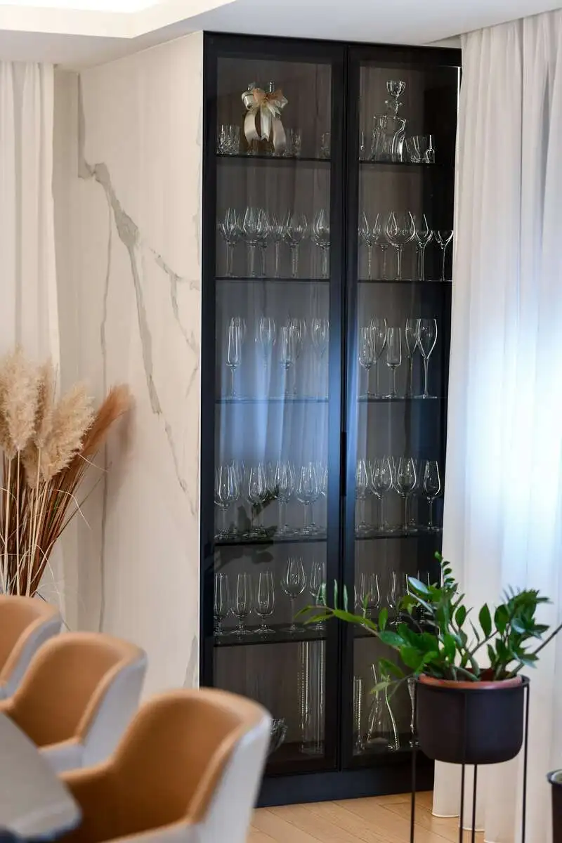 Слика од мебел